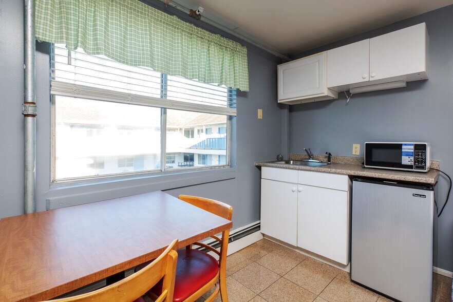 More Photos Of 198 Ashworth Ave, Hampton Hotel For Sale