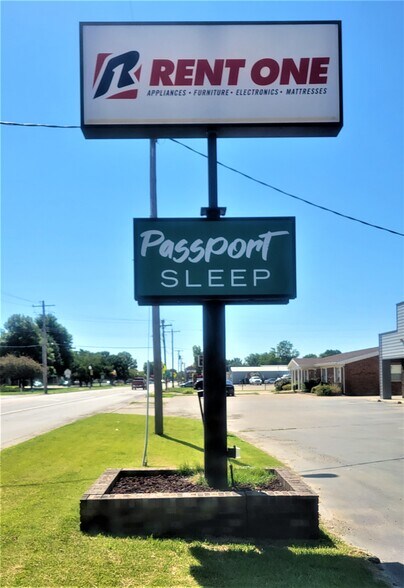 More Photos Of 906 W Springfield Rd, Taylorville Storefront Retail Office For Lease