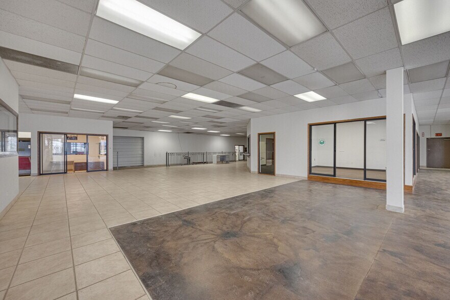 More Photos Of 610 Sainte Genevieve Dr, Sainte Genevieve Auto Dealership For Sale