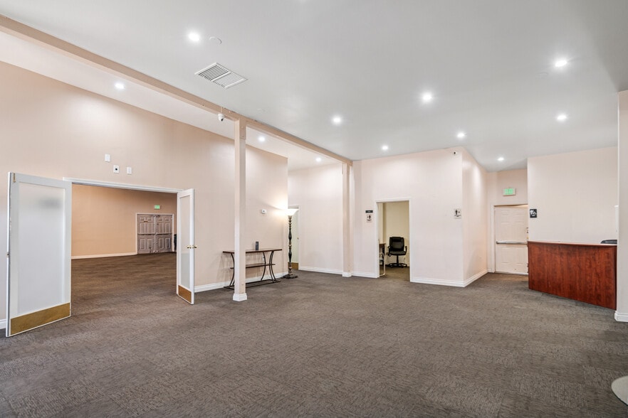 More Photos Of 8837 E Palmdale Blvd, Palmdale Research And Development For Sale