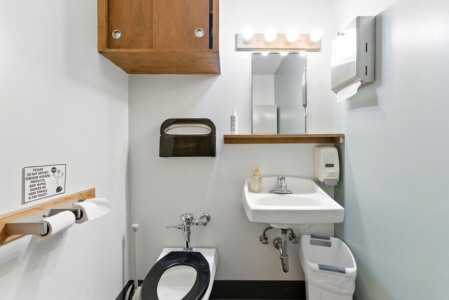 More Photos Of 400 NE Roberts Ave, Gresham Medical For Sale
