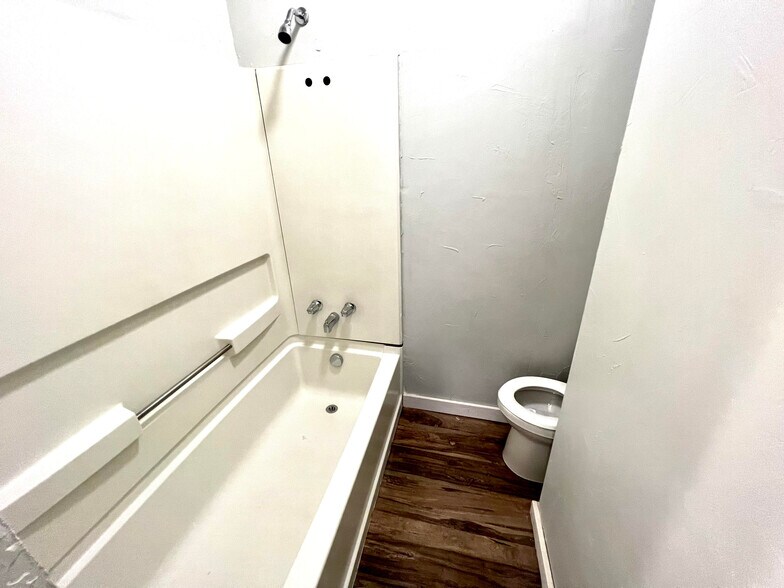 More Photos Of 308 Victor, Victor General Retail For Sale