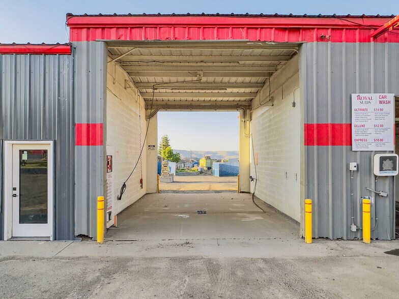 More Photos Of 1027 Linden Ave, Lewiston Carwash For Sale