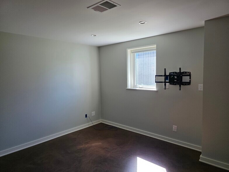 More Photos Of 9213 First St, Baroda Office For Lease