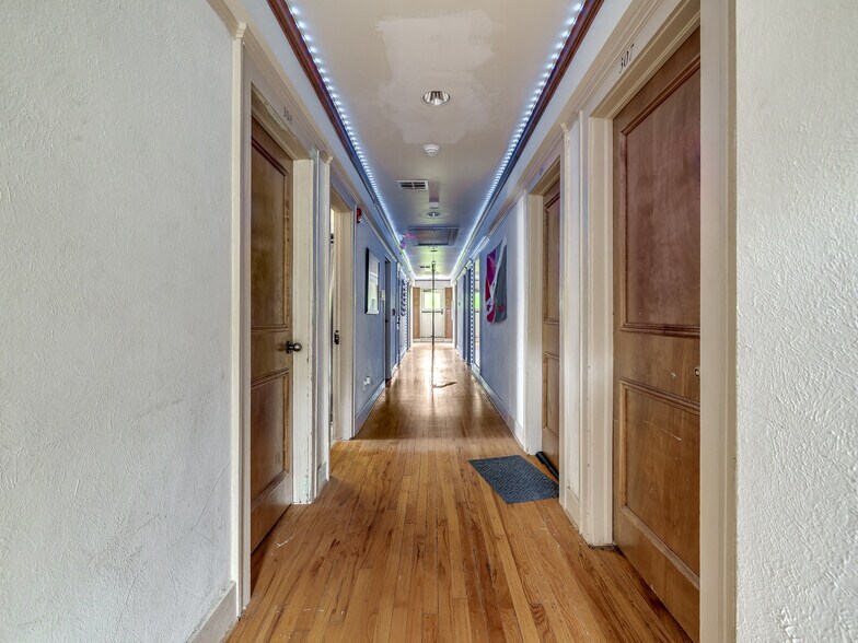 More Photos Of 702 S Lahoma Ave, Norman Dormitory For Sale