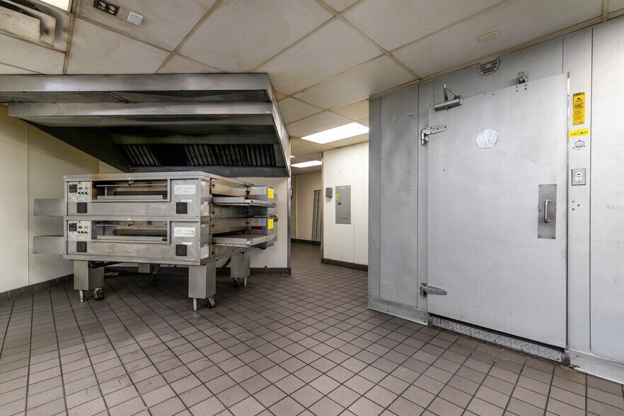 More Photos Of 1433 E Route 66, Glendora Unknown For Lease