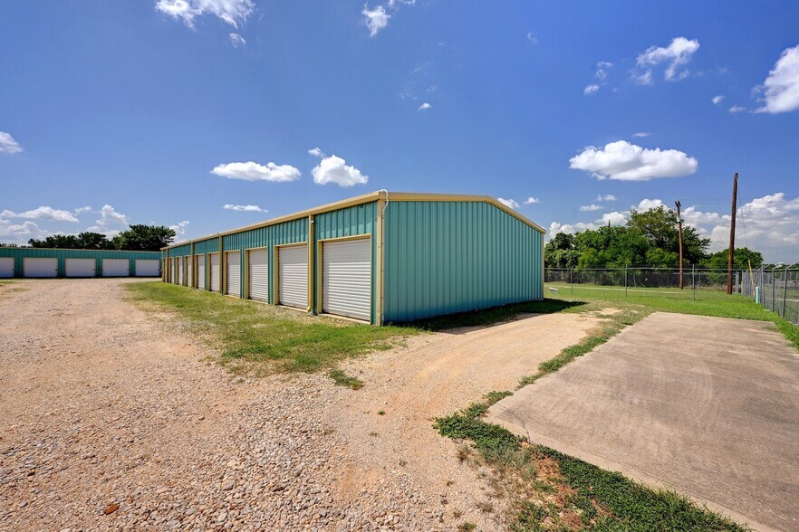 More Photos Of 1940 Magnolia Ave, Luling Self Storage For Sale