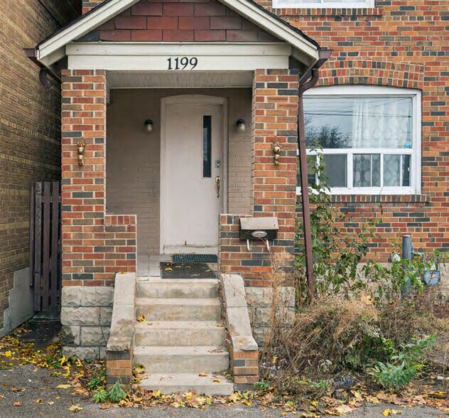 More Photos Of 1199-1201 Lakeshore Rd E, Mississauga Apartments For Sale