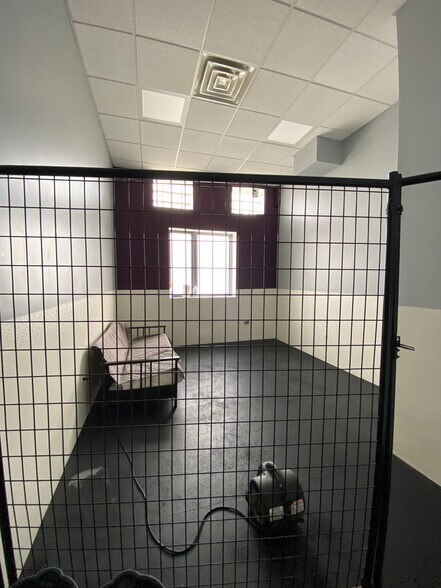 More Photos Of 703 Childs St, Wheaton Veterinarian Kennel For Lease