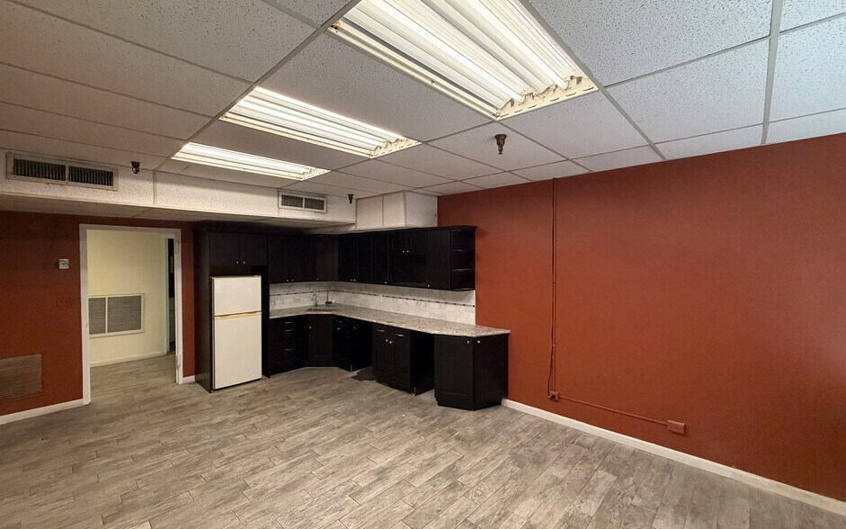 More Photos Of 150 N Macquesten Pky, Mount Vernon Warehouse For Lease