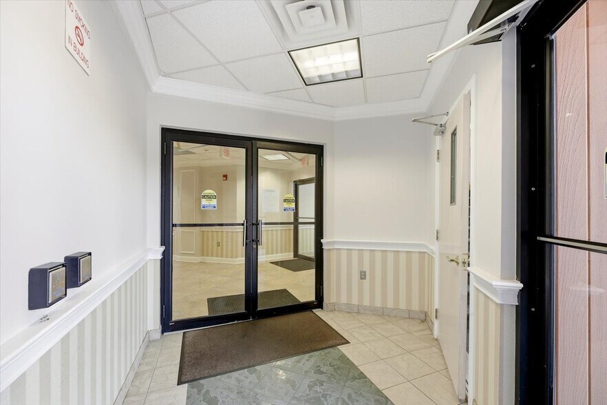 More Photos Of 802 W Park Ave, Ocean Office For Lease