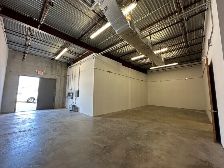 More Photos Of 500 Century Plaza Dr, Houston Light Distribution For Lease