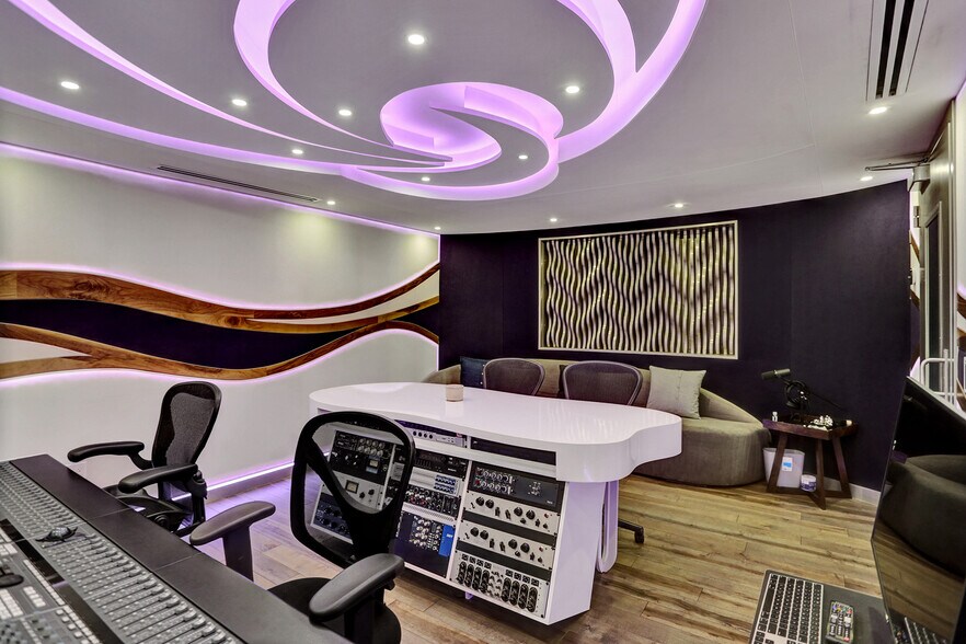 More Photos Of 430 Ne 121st St, Biscayne Park Movie Radio TVStudio For Sale