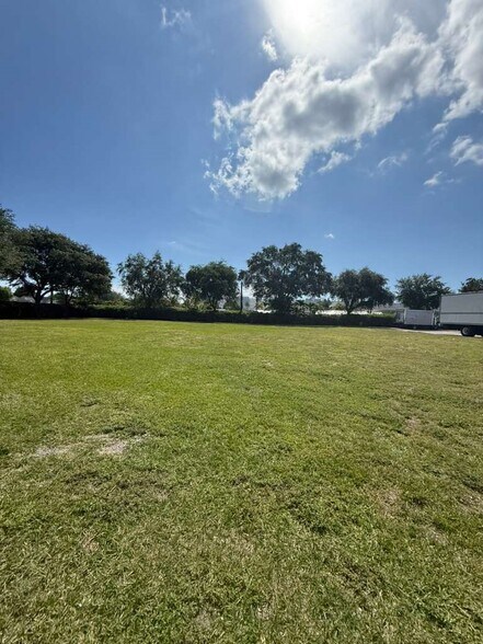 More Photos Of 3273-3289 Lake Worth Rd, Palm Springs Warehouse For Lease