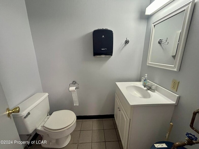 More Photos Of 486 S Mountain Blvd, Mountain Top Freestanding For Lease