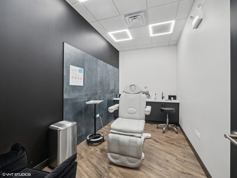 More Photos Of 3916 N Broadway St, Chicago Storefront Retail Office For Sale