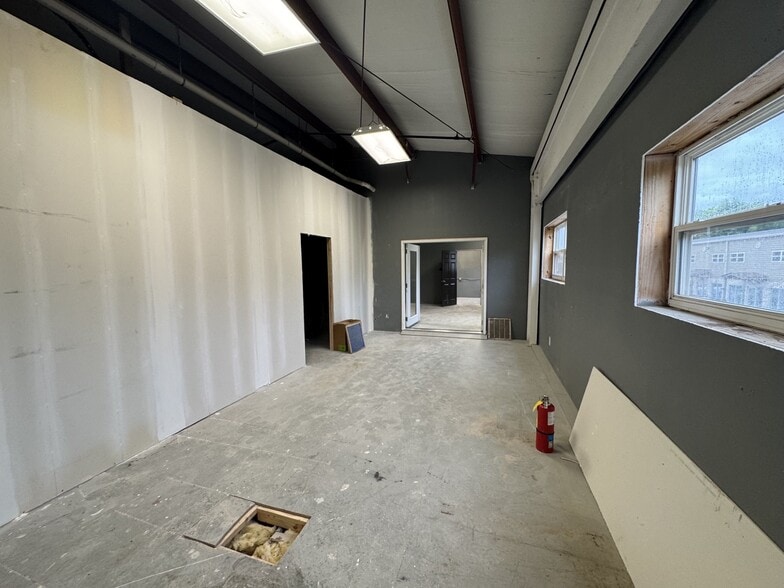 More Photos Of 4922 Port Royal Rd, Spring Hill Showroom For Lease