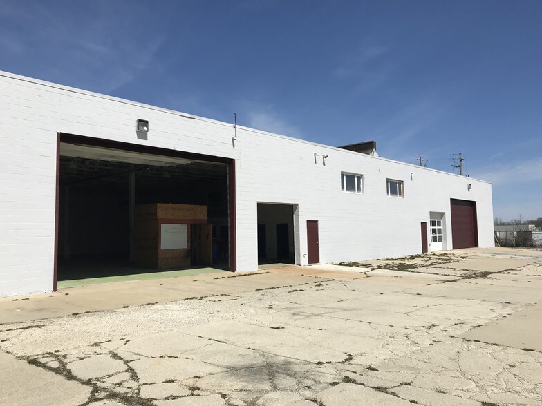 More Photos Of 9840 S 27th St, Oak Creek Showroom For Lease