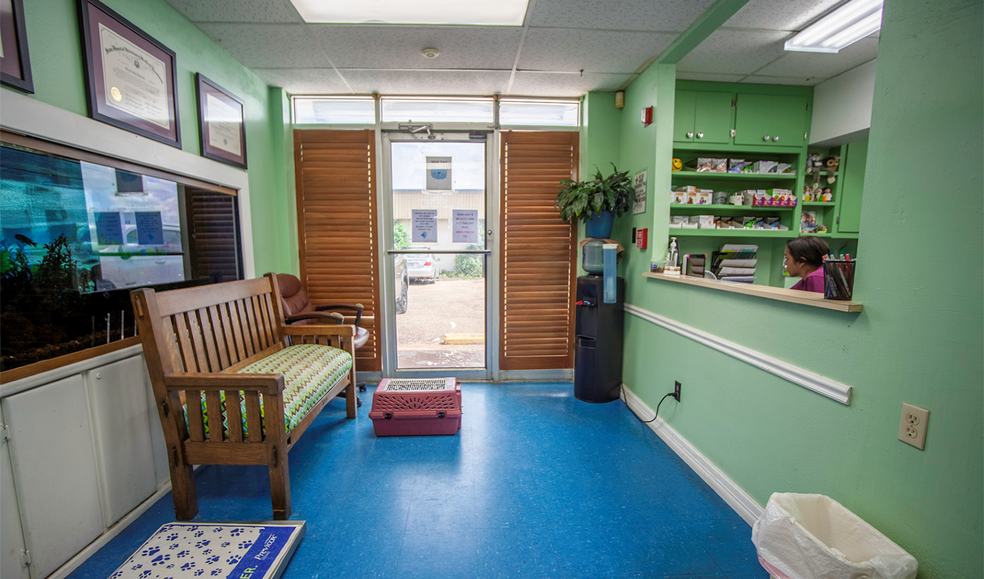 More Photos Of 419 Lake Air Dr, Waco Office For Sale