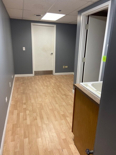 More Photos Of 189 Poplar Pl, North Aurora Warehouse For Lease