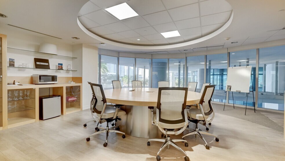 More Photos Of 270 Biscayne Boulevard Way, Miami Hotel For Lease