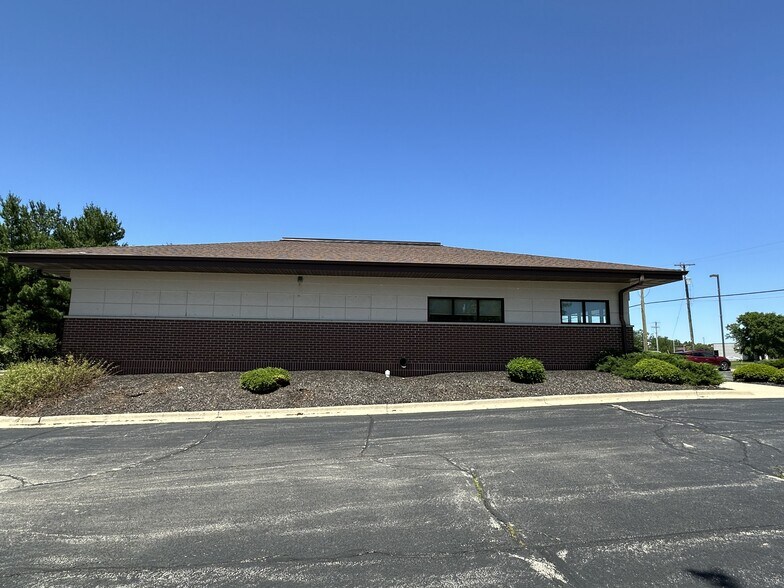 More Photos Of 5003 Hononegah Rd, Roscoe Freestanding For Sale