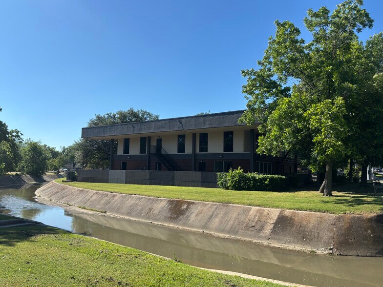 More Photos Of 414 W Parkway St, Denton Loft Creative Space For Sale