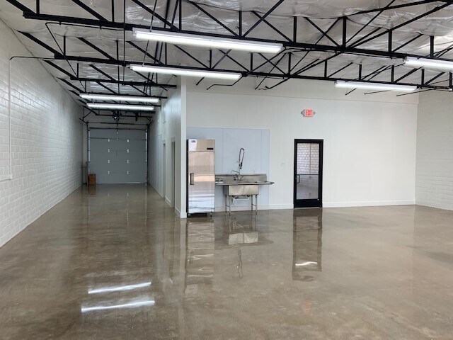 More Photos Of 1352 Chemical St, Dallas Flex For Lease