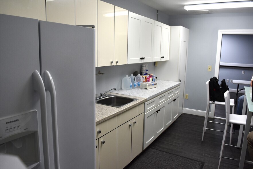 More Photos Of 355 E Douglas Rd, Oldsmar Warehouse For Lease