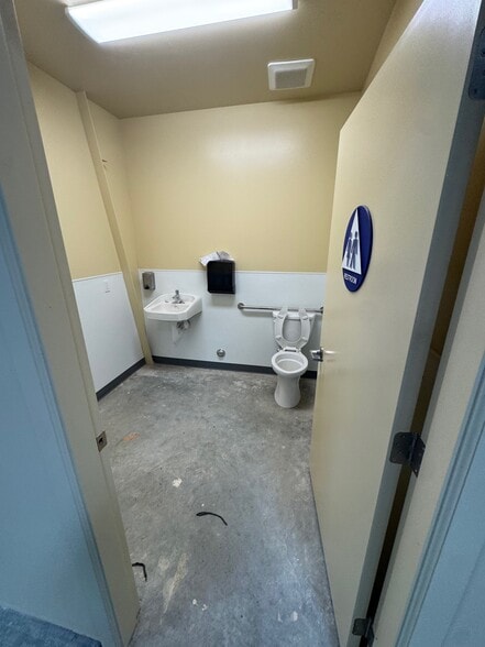 More Photos Of 11620 Old River Rd, Bakersfield Warehouse For Lease