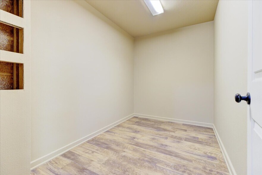 More Photos Of 21232 Ih 10, Vidor Warehouse For Lease