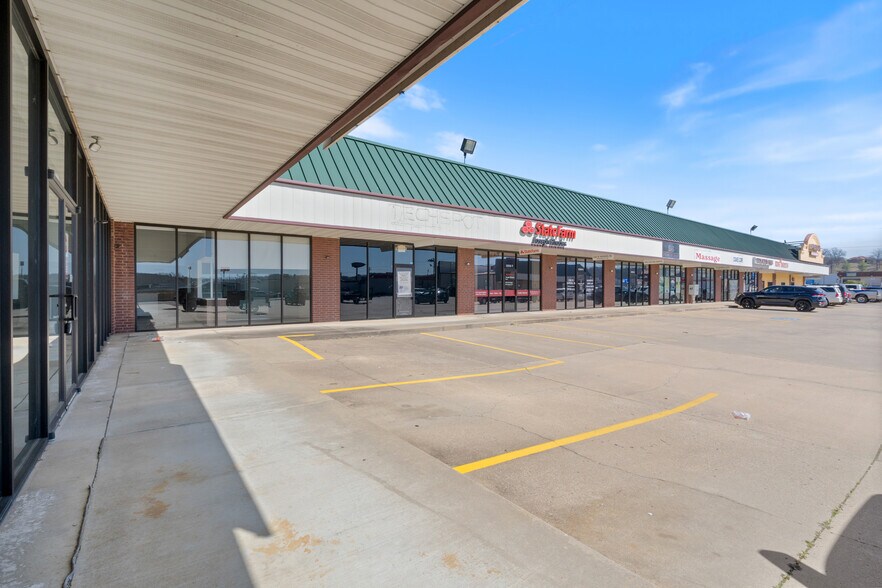 More Photos Of 2213-2217 Fayetteville Rd, Van Buren Storefront For Lease