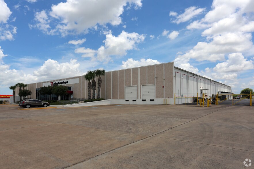 More Photos Of 3734 International Blvd, Brownsville Distribution For Lease