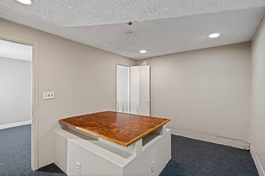 More Photos Of 4928 Marlboro Pike, Capitol Heights General Retail For Lease