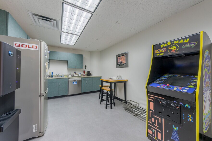 More Photos Of 2850 NE Kendallwood Pky, Kansas City Loft Creative Space For Sale