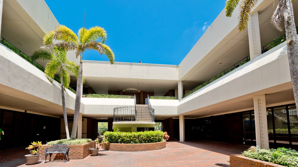 More Photos Of 2033 Wood St, Sarasota Medical For Lease