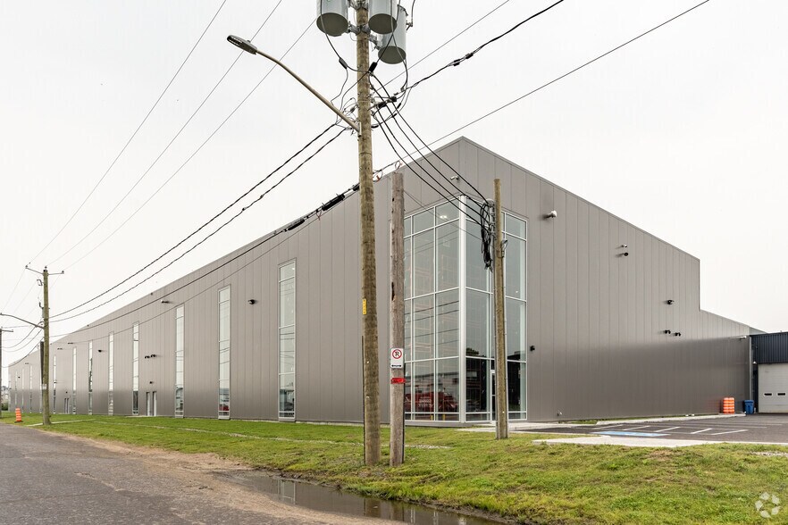 More Photos Of 377-385 Rue Dupuy, Québec Warehouse For Lease