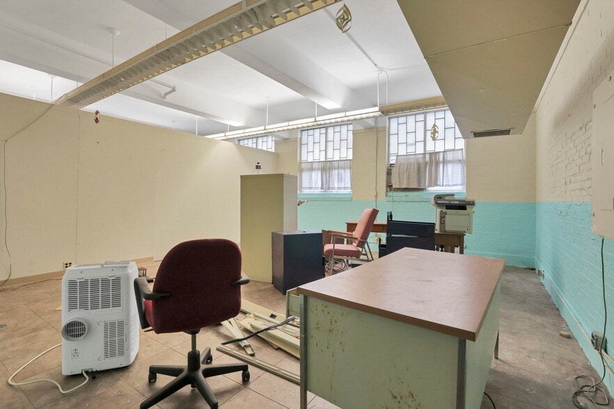 More Photos Of 300 E Auburn Ave, Springfield Office For Sale