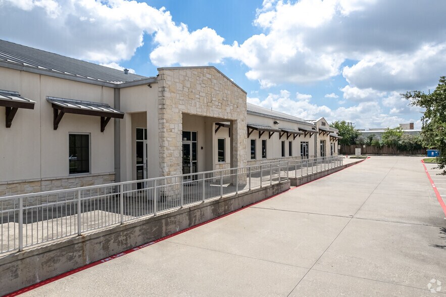 More Photos Of 202-204 N Dooley St, Grapevine Office For Lease