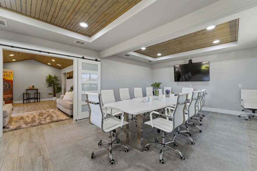 More Photos Of 5683 US Highway 181 N, Floresville Office For Sale