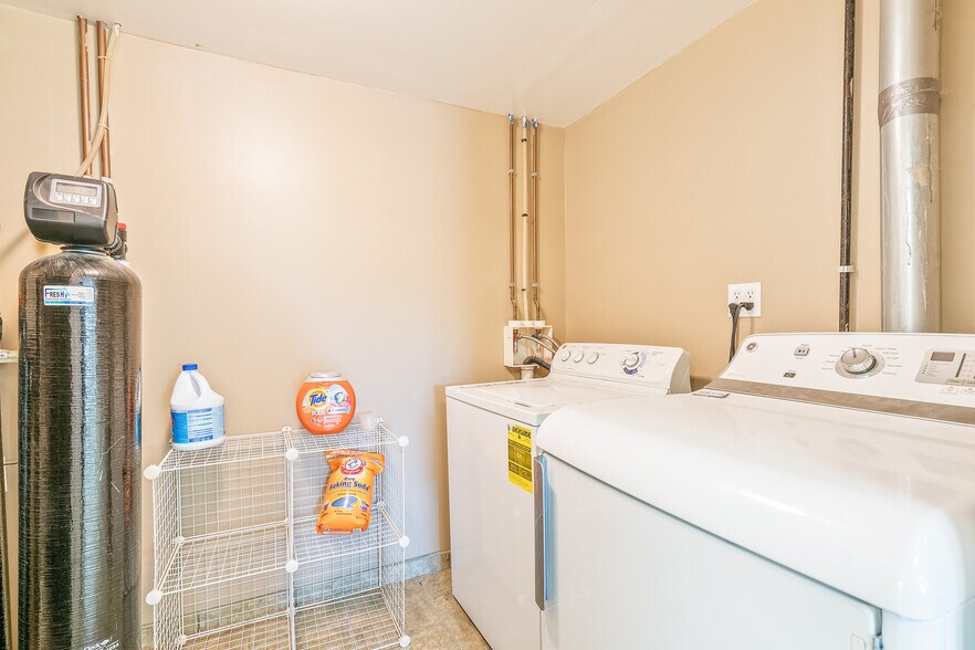 More Photos Of 503 E Russell Rd, Tecumseh Specialty For Sale