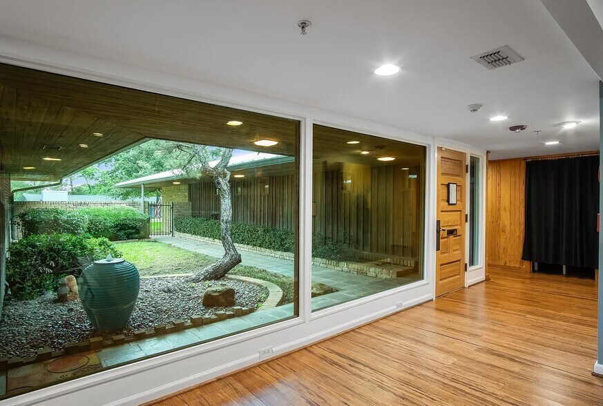 More Photos Of 921 NW 9th St, Grand Prairie Assisted Living For Sale