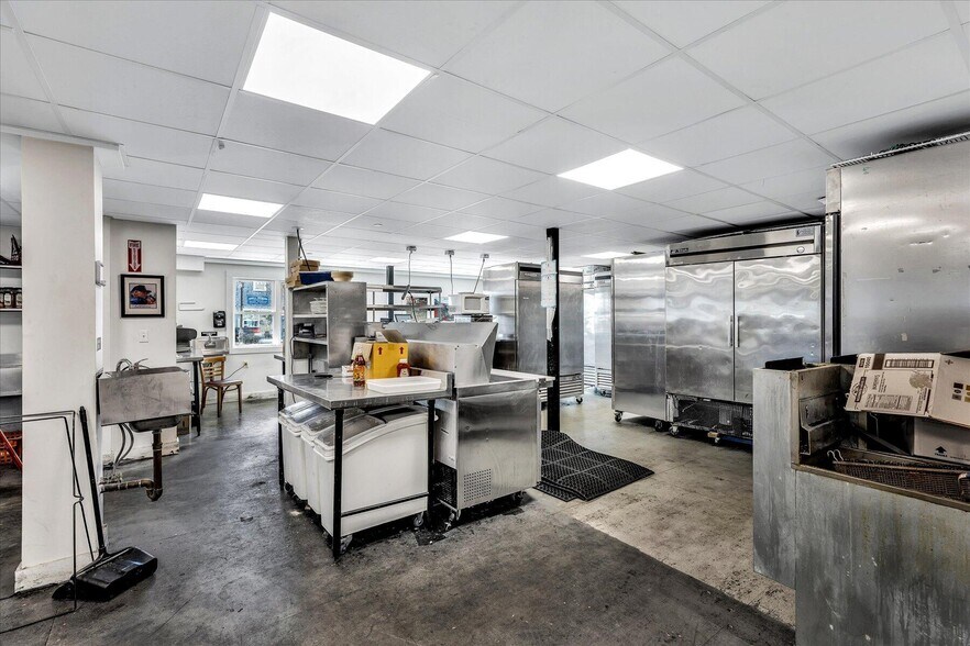 More Photos Of 317-319 Commercial St, Provincetown Restaurant For Lease