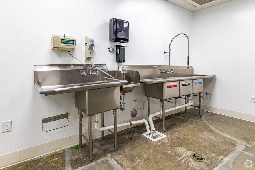 More Photos Of 18 N Dollins Ave, Orlando Warehouse For Lease