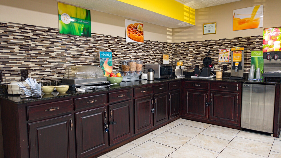 More Photos Of 119 Pinnacle Dr, Johnson City Hotel For Sale