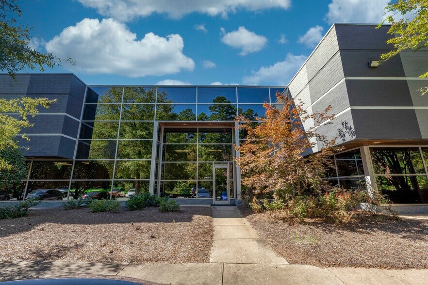 More Photos Of 9006 Perimeter Woods Dr, Charlotte Light Distribution For Lease