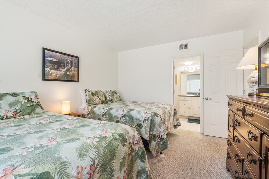 More Photos Of 23 Royal Palm Pointe, Vero Beach Restaurant For Sale