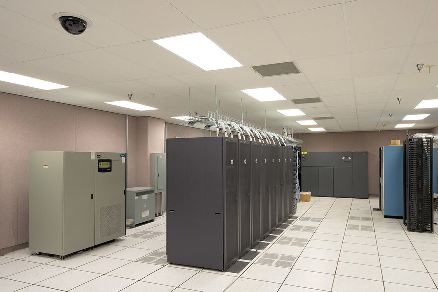 More Photos Of 10910 Mill Valley Rd, Omaha Light Distribution For Sale