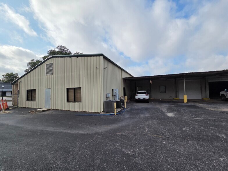 More Photos Of 2727 N St Marys St, San Antonio Service For Sale