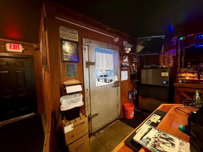 More Photos Of 160 Mayport Rd, Atlantic Beach Bar For Sale
